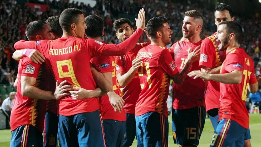 Los jugadores de la selecci&oacute;n celebran el primer gol del equipo marcado por Saul &Ntilde;iguez (Morell/EFE)