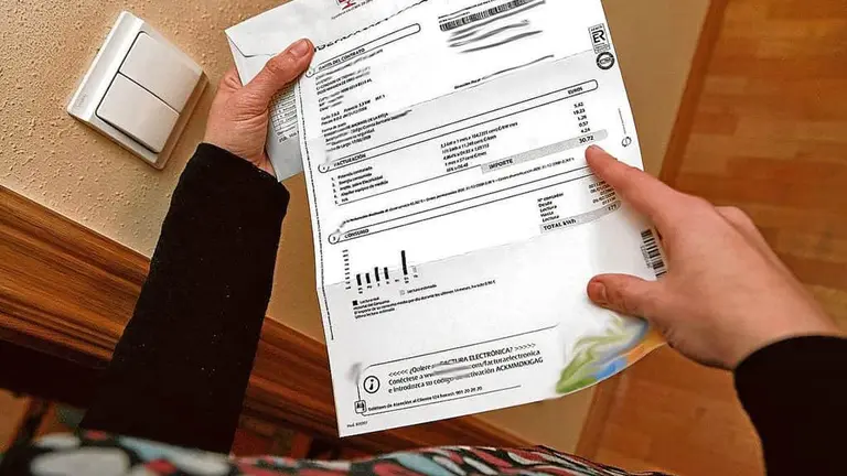 Un informe desmontó las trabas de Hacienda para eliminar el impuesto de la luz